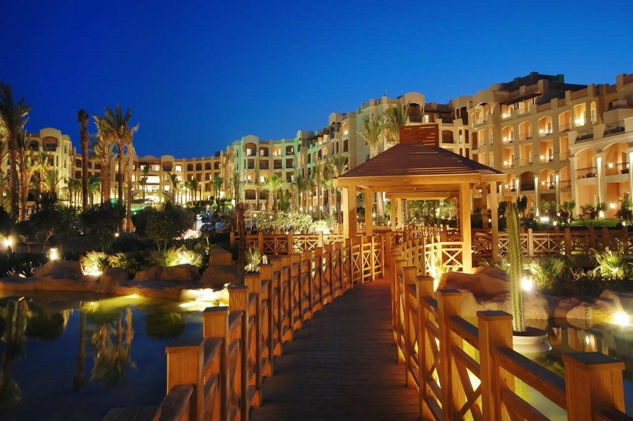 Готель Tropitel Sahl Hasheesh Хургада Екстер'єр фото The resort at night